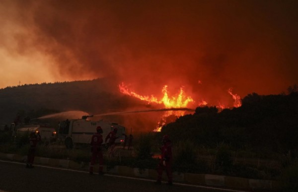 İzmir'de yangın 3. gününde! Alevler yerleşim yerlerine sıçradı: Havadan ve karadan müdahale ediliyor